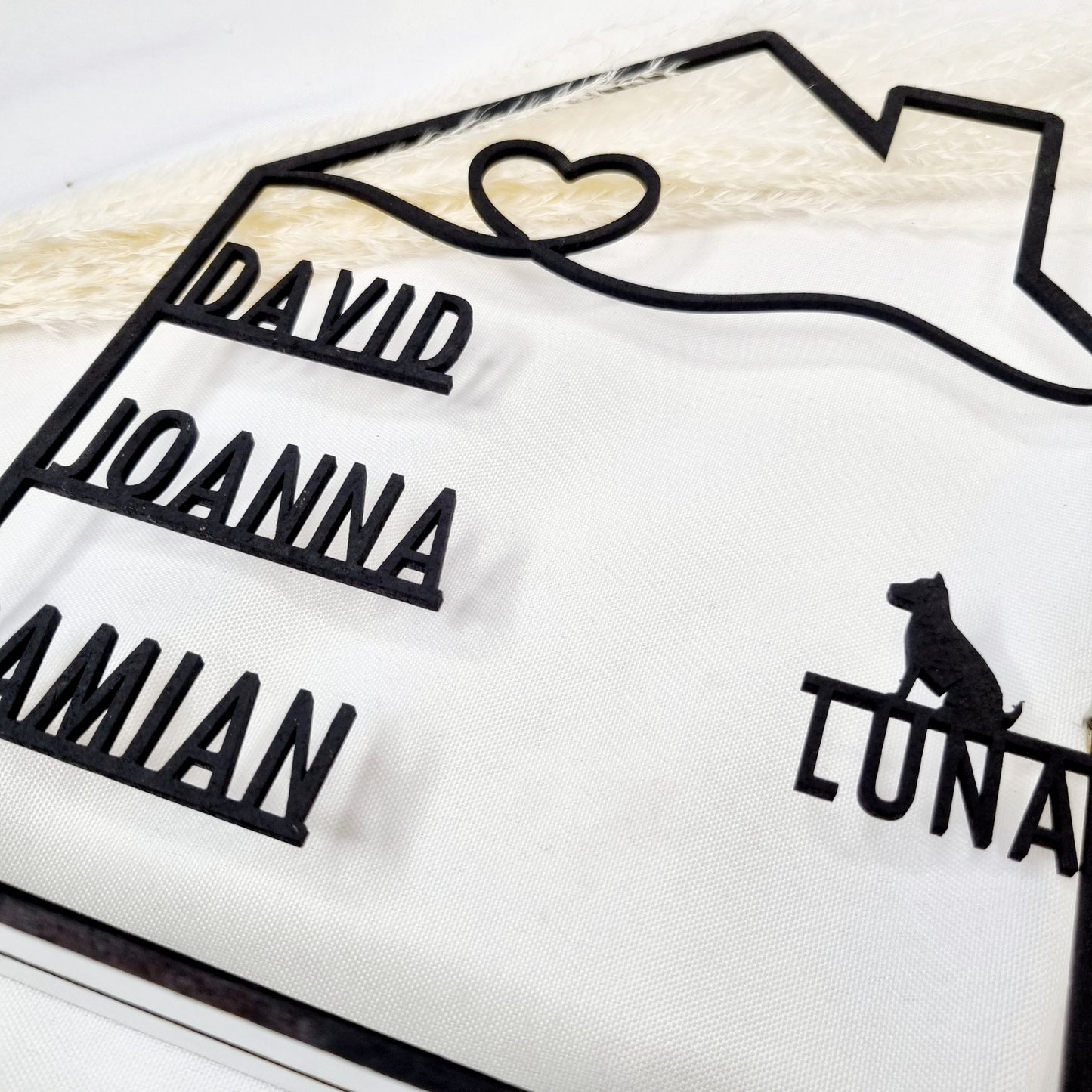 Haus mit Namen in schwarz | personalisiert | Einzugsgeschenk | Türschild | Familie | Hochzeit | Hund | Katze