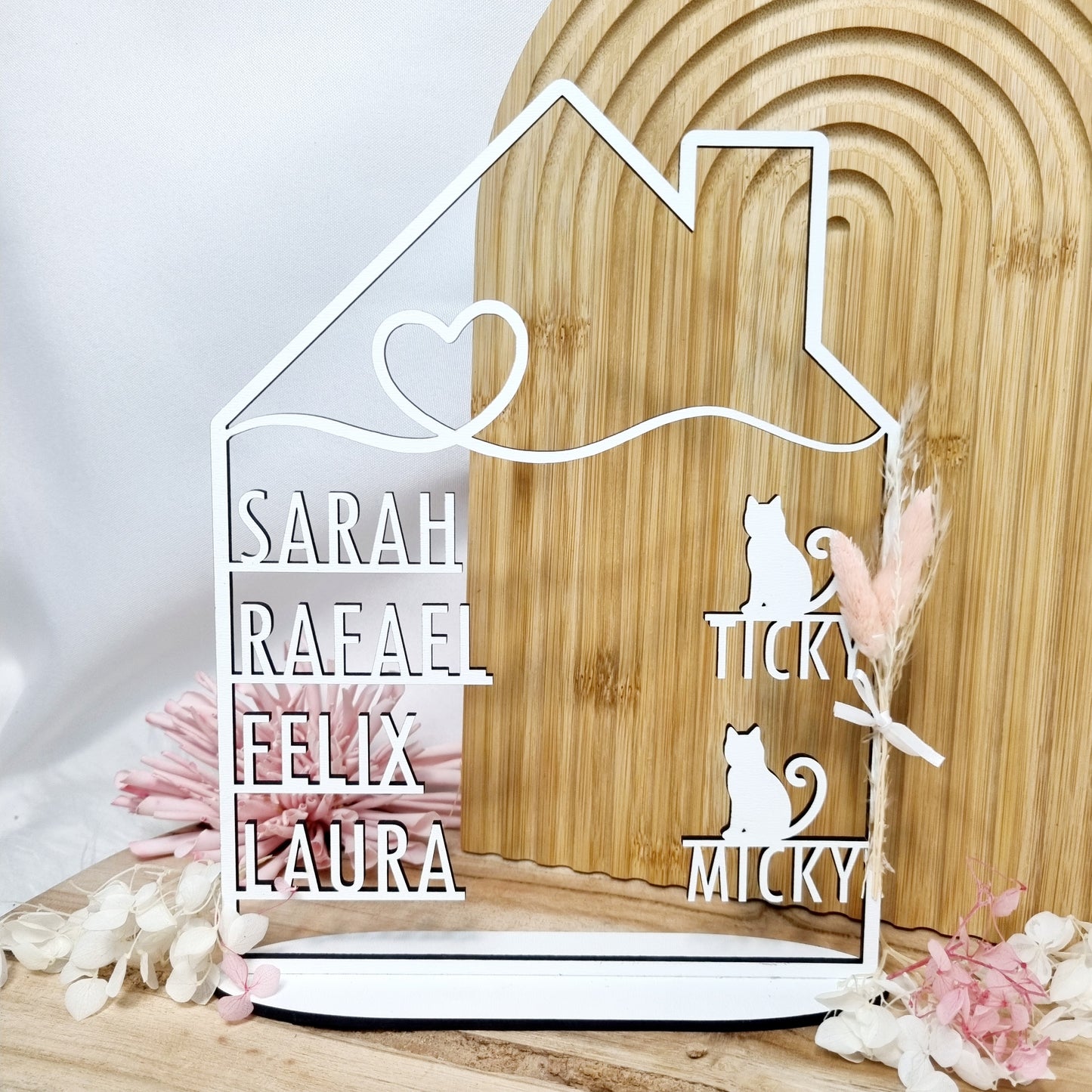 Haus mit Namen in weiß | Personalisiert | Einzugsgeschenk | Türschild | Familie | Hochzeit | Hund | Katze