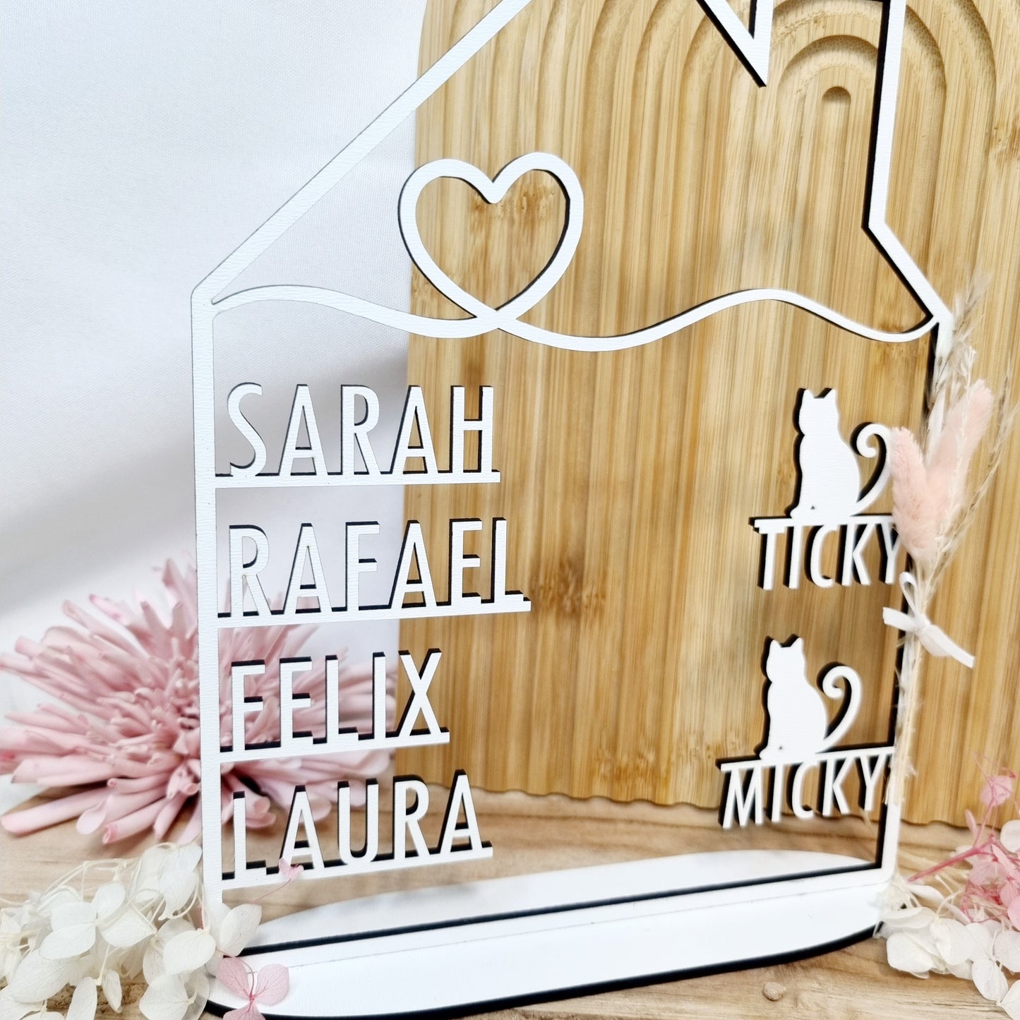 Haus mit Namen in weiß | Personalisiert | Einzugsgeschenk | Türschild | Familie | Hochzeit | Hund | Katze