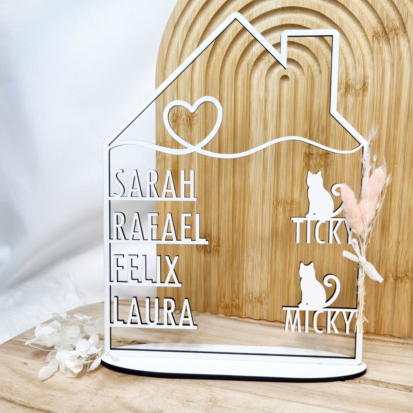 Haus mit Namen in weiß | Personalisiert | Einzugsgeschenk | Türschild | Familie | Hochzeit | Hund | Katze