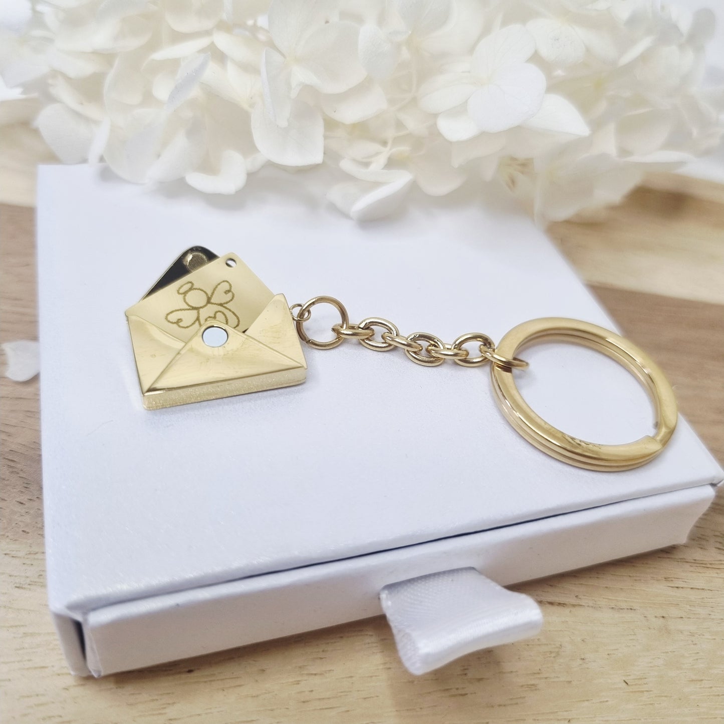 Schlüsselanhänger in Briefumschlagform mit Gravur – personalisiertes Geschenk aus Edelstahl