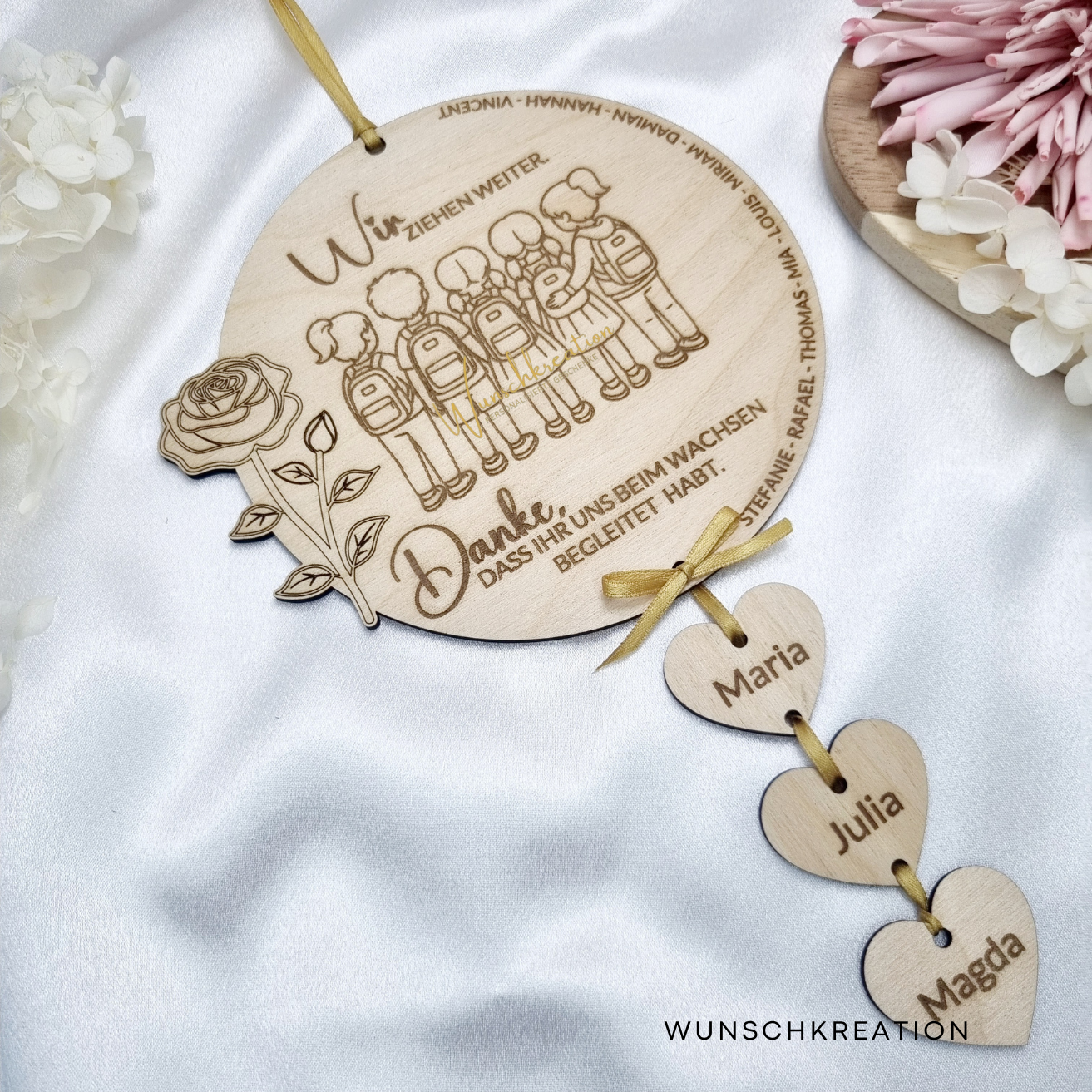 Personalisiertes Abschiedsgeschenk aus Holz für Erzieherin – rundes Schild mit Herzanhängern und Kindernamen, Gravur, Motiv Grundschule, goldene Schleife