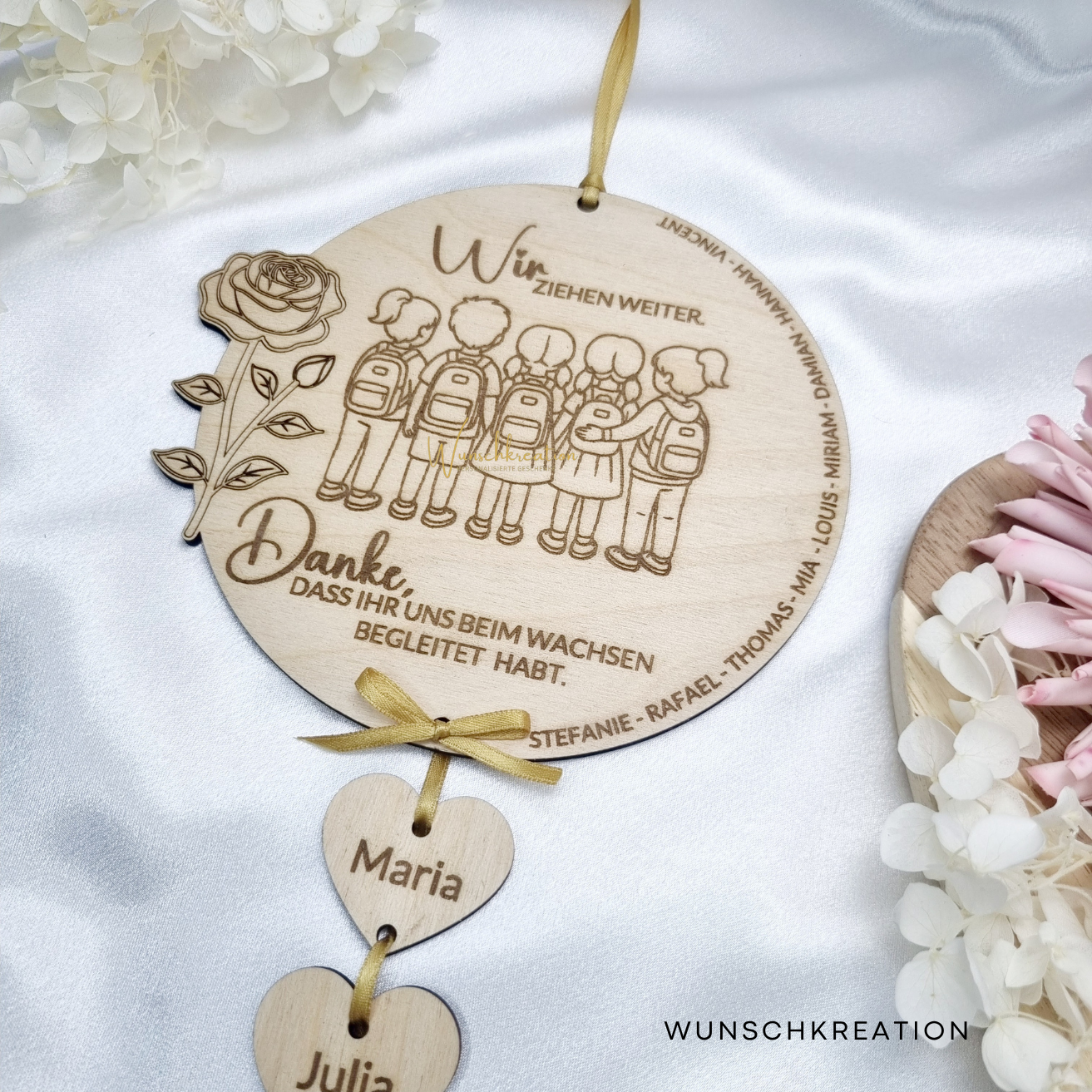 Personalisiertes Abschiedsgeschenk aus Holz für Erzieherin – rundes Schild mit Herzanhängern und Kindernamen, Gravur, Motiv Grundschule, goldene Schleife