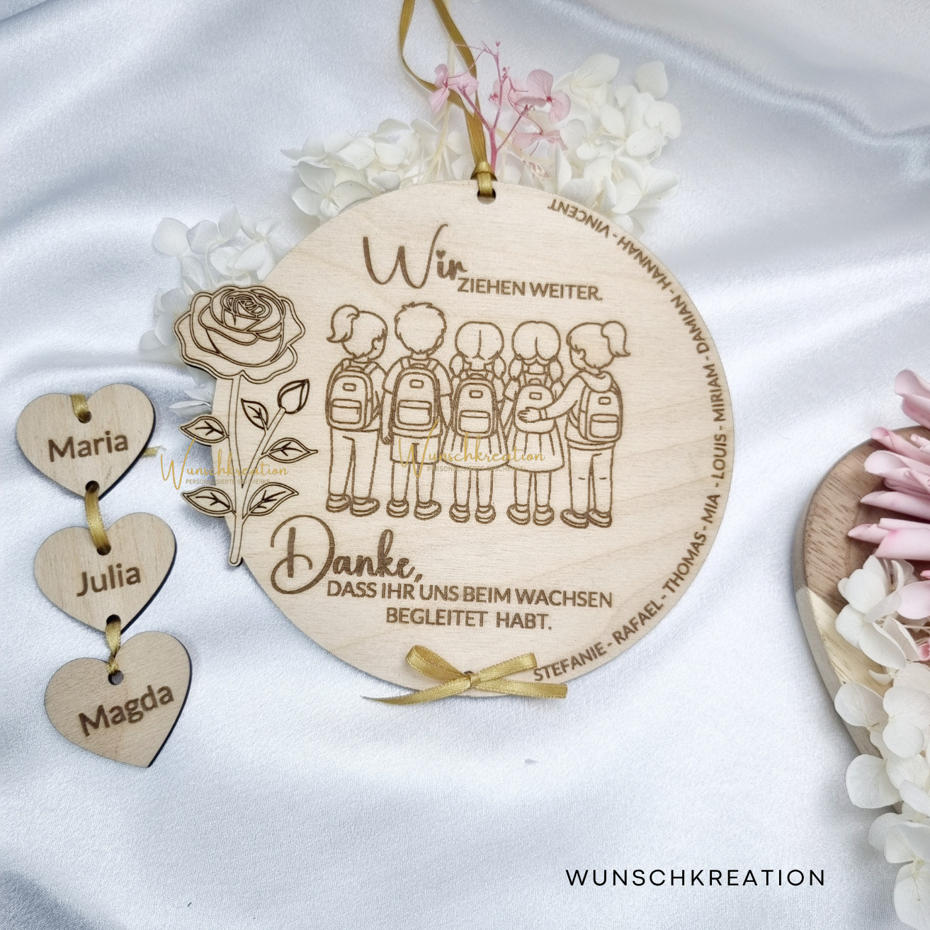 Personalisiertes rundes Holzschild als Abschiedsgeschenk für Erzieherin – ohne Herzanhänger, mit Gravur der Kindernamen, Motiv Grundschule, goldenes Band