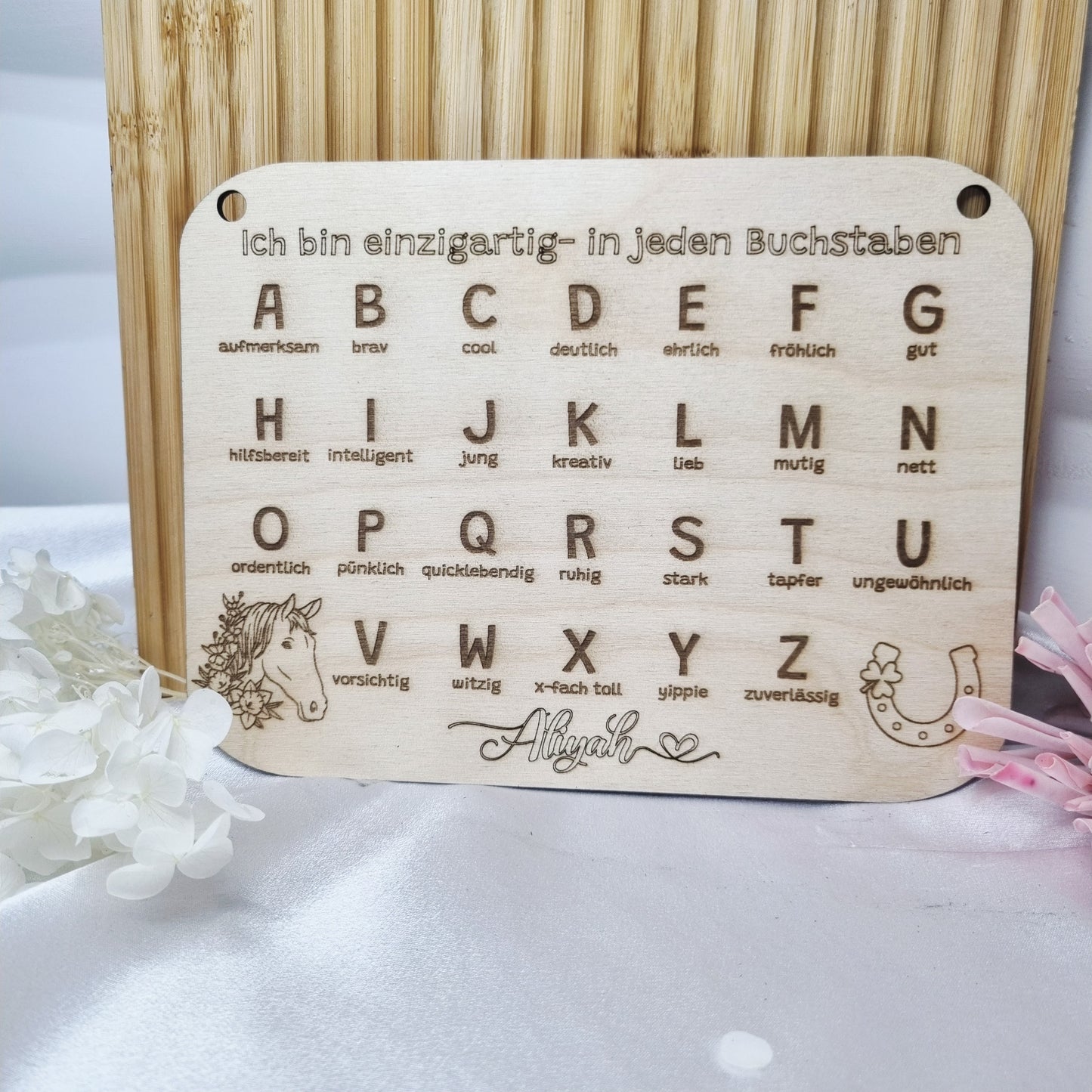 Personalisierte ABC-Tafel aus Holz mit positiven Eigenschaften – Geschenk zur Einschulung 2025