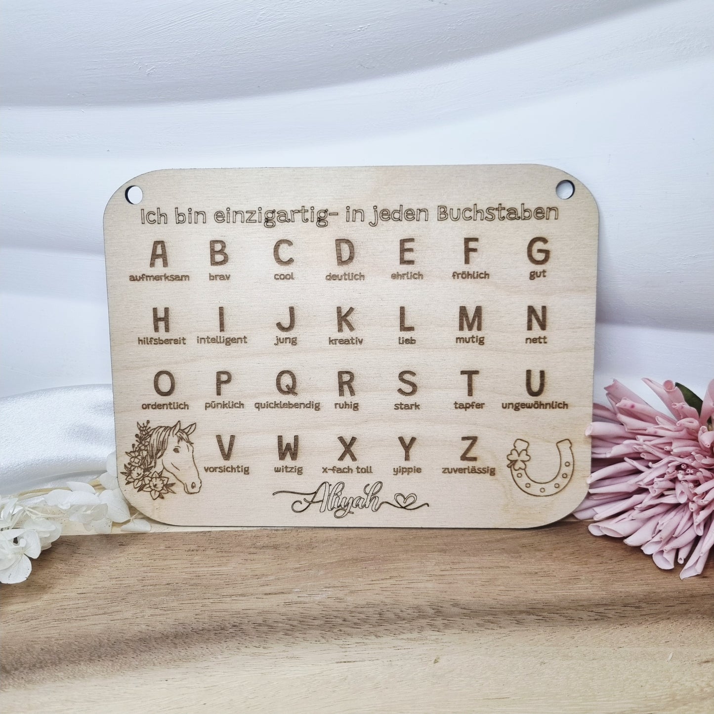 Personalisierte ABC-Tafel aus Holz mit positiven Eigenschaften – Geschenk zur Einschulung 2025