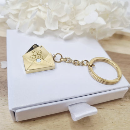Schlüsselanhänger in Briefumschlagform mit Gravur – personalisiertes Geschenk aus Edelstahl