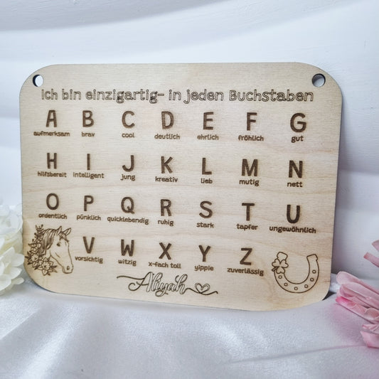 Personalisierte ABC-Tafel aus Holz mit positiven Eigenschaften – Geschenk zur Einschulung 2025