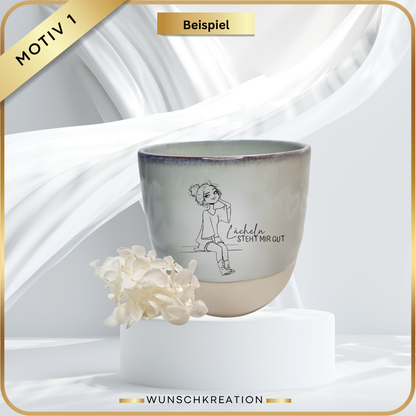 Gravierte Steingut Tasse Grün/Beige | Handgezeichnete Sarkasmus-Motive