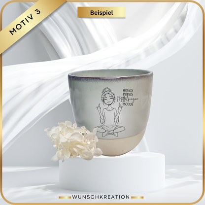 Gravierte Steingut Tasse Grün/Beige | Handgezeichnete Sarkasmus-Motive