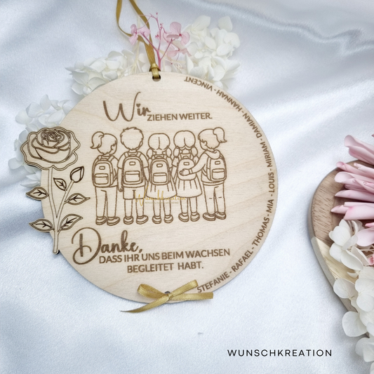 Personalisiertes rundes Holzschild als Abschiedsgeschenk für Erzieherin – ohne Herzanhänger, mit Gravur der Kindernamen, Motiv Grundschule, goldenes Band