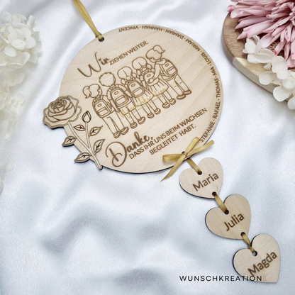 Personalisiertes Abschiedsgeschenk aus Holz für Erzieherin – rundes Schild mit Herzanhängern und Kindernamen, Gravur, Motiv Grundschule, goldene Schleife