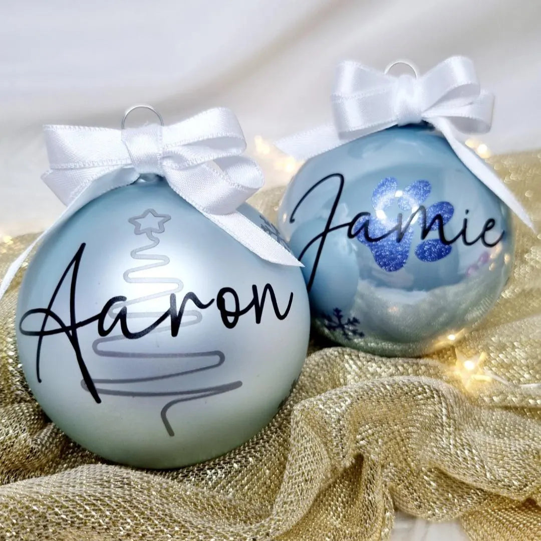 Personalisierte Weihnachtskugeln aus Glas – Glanz | Mit Namen, Pfote oder Motiv | Christbaumkugel 8 cm