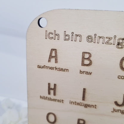 Personalisierte ABC-Tafel aus Holz mit positiven Eigenschaften – Geschenk zur Einschulung 2025