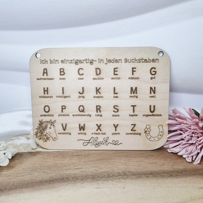 Personalisierte ABC-Tafel aus Holz mit positiven Eigenschaften – Geschenk zur Einschulung 2025